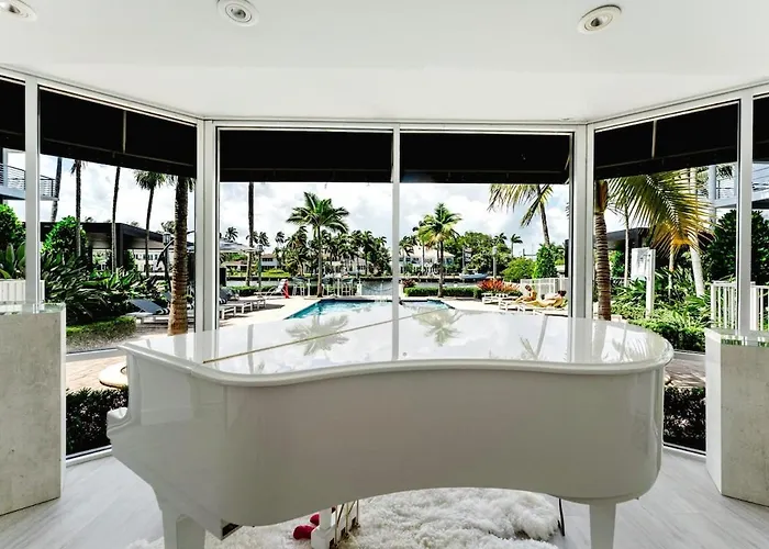 Luxury Waterfront Boca With Pool, Hot Tub And Boat Views