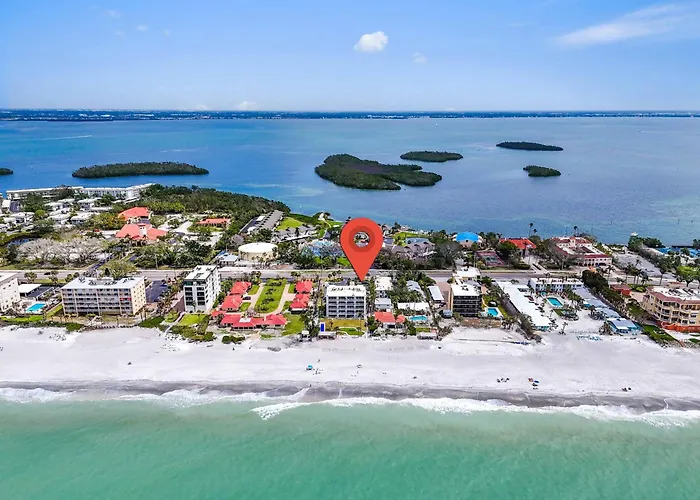 Step From The Beach.Renovated Ground Floor Unit 63
