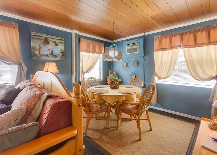 < 3 Mi To Golf & Swim: Cozy Oasis In Lake Worth!