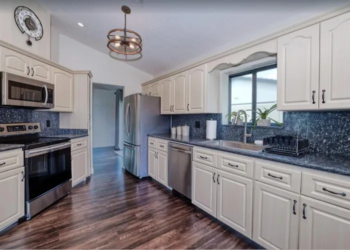 Heated Pool, Sleeps 10, Relaxing Lanai, Near Beaches, Pet Friendly!