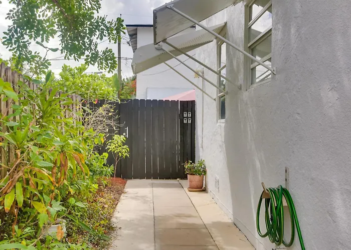 6 Mi To Palm Beach: Studio W/ Pool Access!