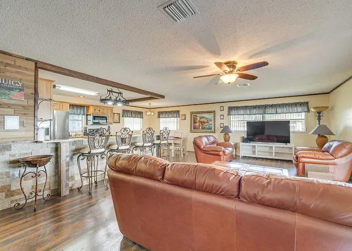 Lakefront & Poolside! Family Retreat In Hernando