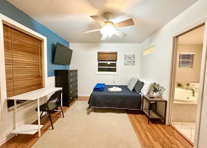 Luxurious Cottage With Full Yard Near The Beach