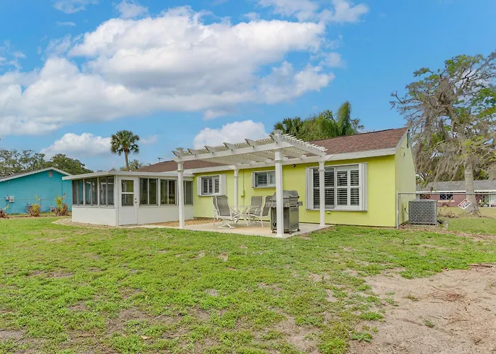 Screened Porch + Patio: Group Getaway In Palm Bay!