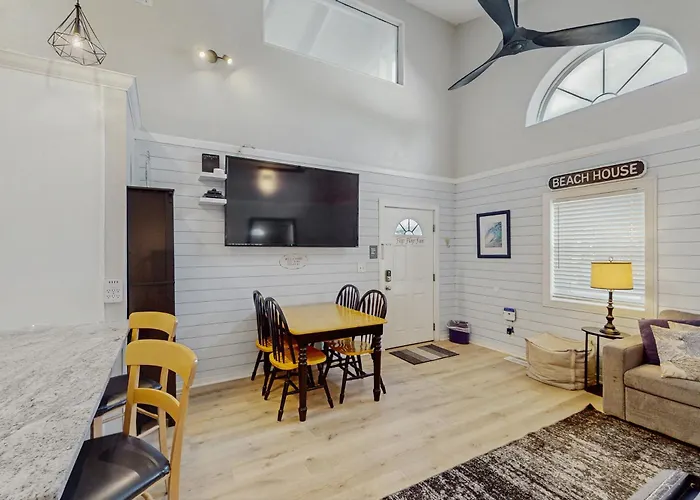 Great Dog-Friendly Home With Gulf Views Shared Pool Just Steps From The Gulf