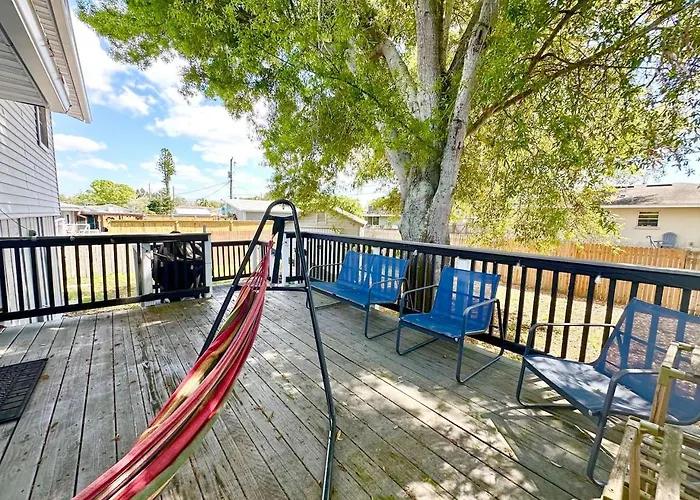 Luxurious Cottage With Full Yard Near The Beach