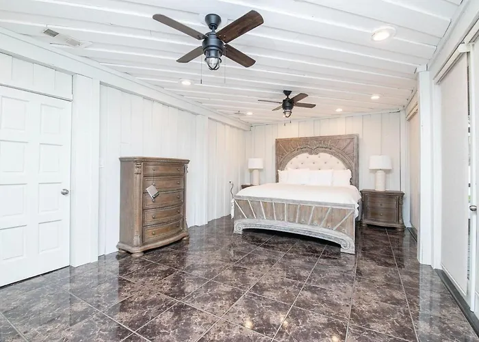 Waterfront 6Br Oasis, Pool, Gym, Huge Dock