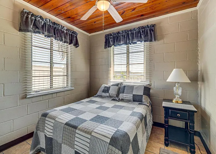 Lake View, Pool Access! Pet-Friendly Hernando Stay