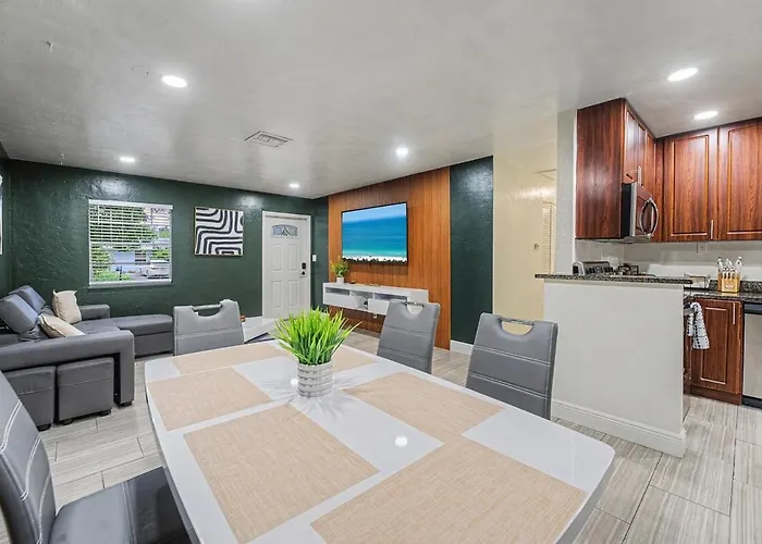 East Boca Oasis With Huge Yard Hot Tub Fire Pit And Games