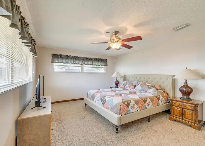 Lakefront & Poolside! Family Retreat In Hernando