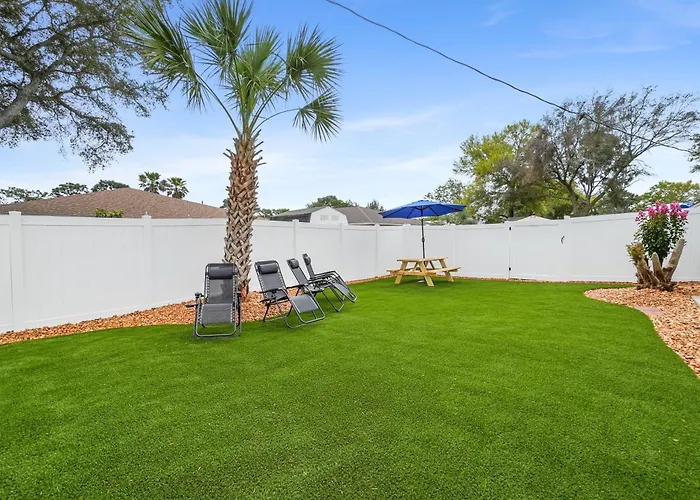 Private Fenced Turf Yard, King Bed, Dogs Stay Free, 8 Mi To Pensacola Beach, In-Unit Washer And Dryer