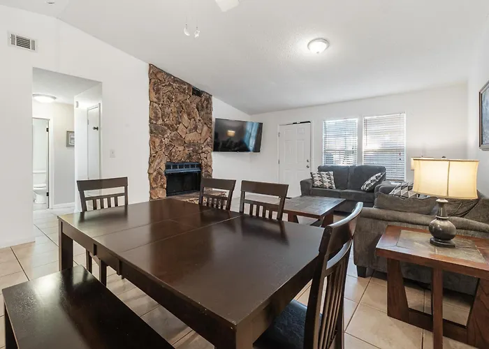 Full-Turf Private Yard, King Bed, Sleeps 8, Dogs Stay Free, 8 Mi To Pensacola Beach, In-Unit Washer And Dryer
