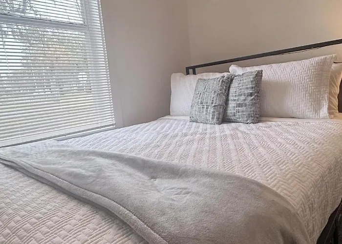 Private Queen Suite In Prime Downtown Location