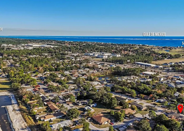 Full-Turf Private Yard, King Bed, Sleeps 8, Dogs Stay Free, 8 Mi To Pensacola Beach, In-Unit Washer And Dryer