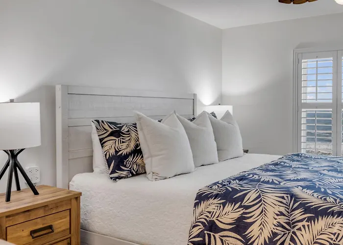 New Listing! Direct Oceanfront 2-2 - Fully Updated - Heated Pool & Garage Parking