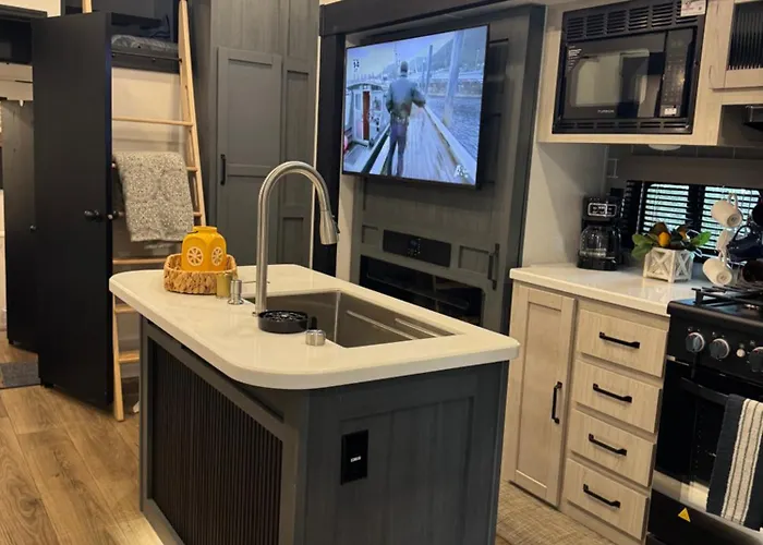 Extra Large 4 Bedroom With Two Full Bath Glamping Rv With Golf Cart