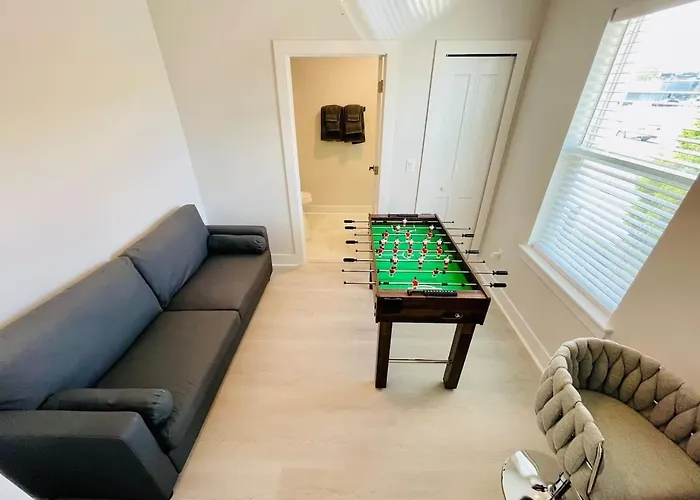 Modern Downtown Townhouse, Sleep 8, Games, Garage