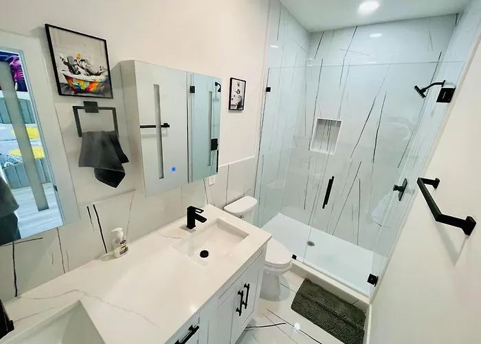 Modern Downtown Townhouse, Sleep 8, Games, Garage