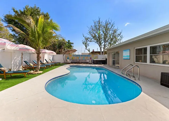 4 Bedroom Oasis Pool Tiki Hut Hot Tub Ping Pong Arcade
