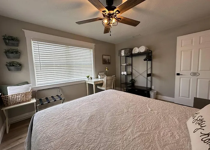 The Country Club Cottage New! Space Coast Entire Home! Plenty Of Parking!