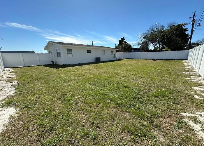 The Country Club Cottage New! Space Coast Entire Home! Plenty Of Parking!