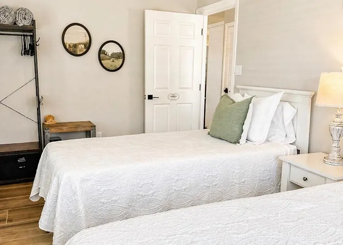 The Country Club Cottage New! Space Coast Entire Home! Plenty Of Parking!