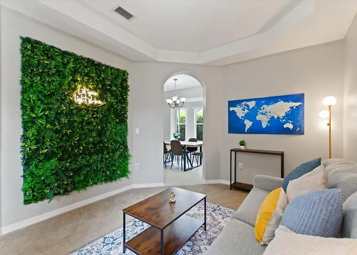 Chic 4Br,Heated Pool,Jacuzzi & Dining Oasis Near Disney & Legoland