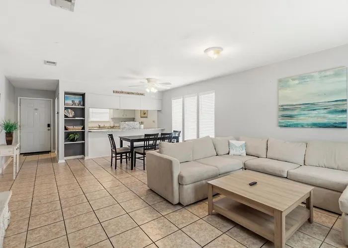 Private Fenced Turf Yard, King Bed, Dogs Stay Free, 8 Mi To Pensacola Beach, In-Unit Washer And Dryer