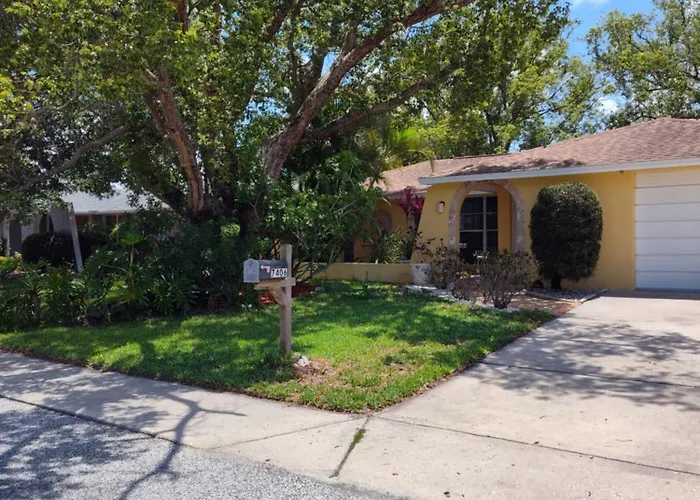 Comfortable Stay- Fully Stocked Home & Coffee Bar- All Essentials Provided