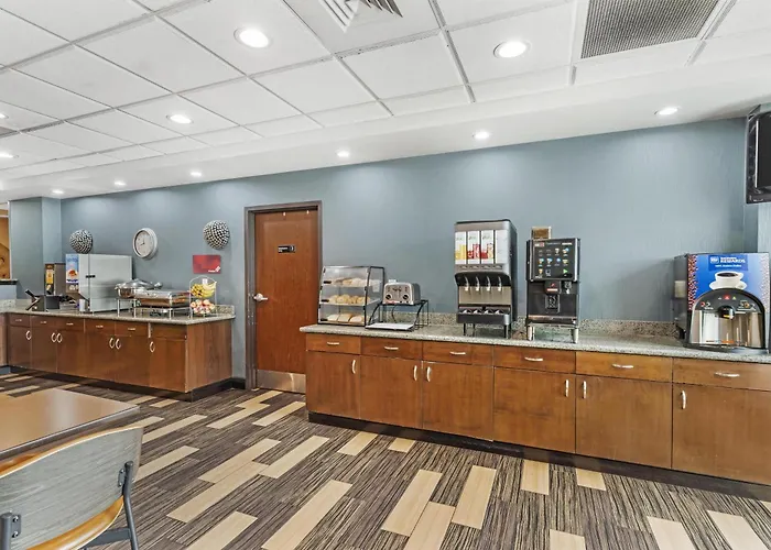 Best Western Plus Chain Of Lakes Inn & Suites