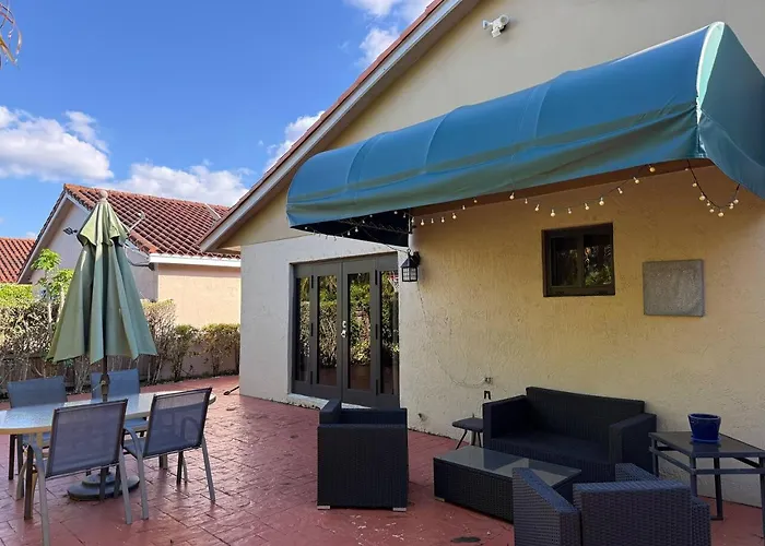 Tropical Oasis Home W Community Pool Great Area