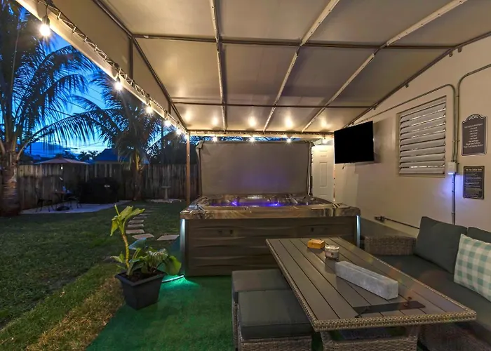 7-Person Luxury Spa, Fenced Tropical Backyard Paradise, Beach Vibe