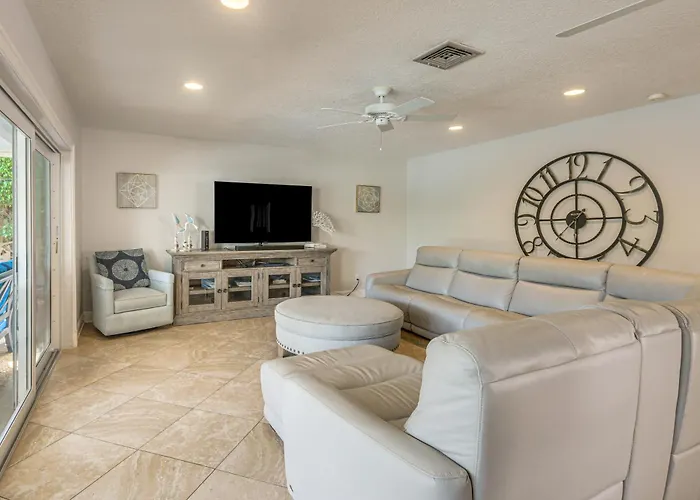 Riviera Beach Home W/ Pool - Walk To Beaches!