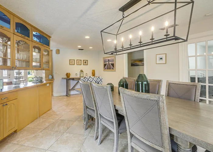 Riviera Beach Home W/ Pool - Walk To Beaches!