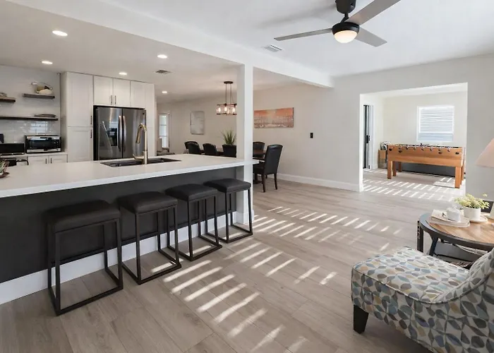 Spacious Upadated 2 King Beds Pets Welcome With Large Private And Fenced Yard Minutes To Beaches