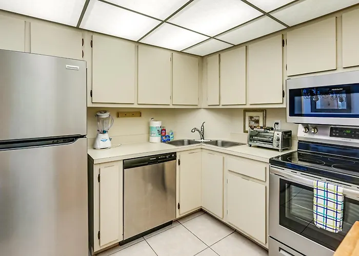 Beachfront Marco Island Condo W/ Pool Access!