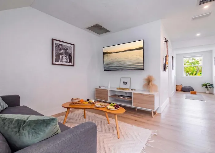 Studio At The Key - 1Mi To Uf & Dt , Full Kitchen