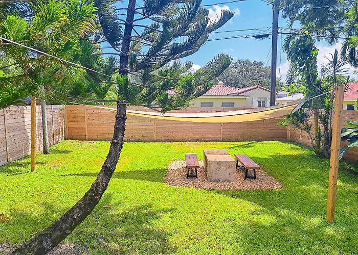 Fenced Backyard King Bedroom Beach Nearby