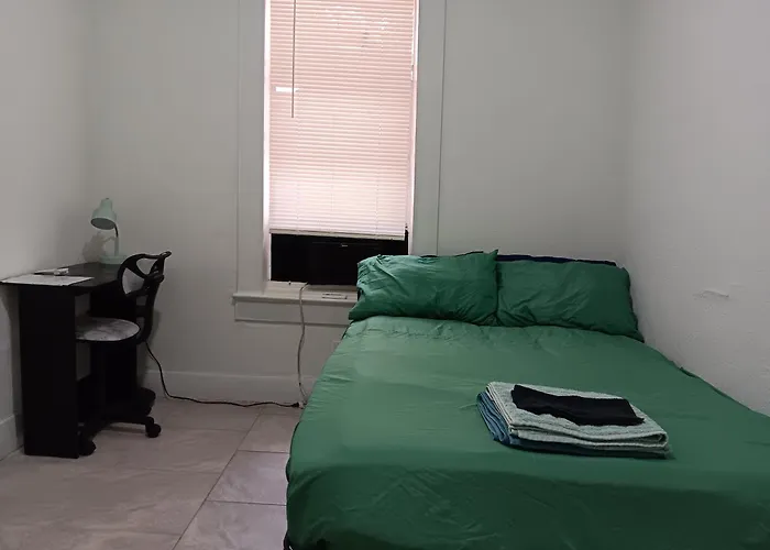 Hostel Tampa, 15 Minutes To Airport, Near Ybor City, Self Check-In