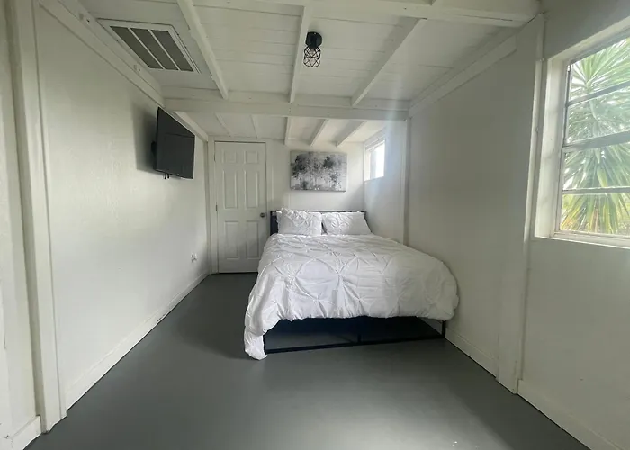 Hotel-Style Private Suite-Lake View-Gardens