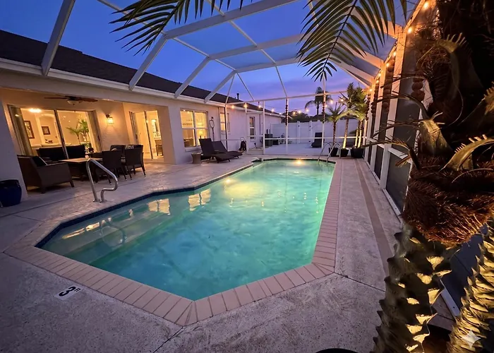 Coconut Courtyard, Tiki Hot Tub, Private Pool & Courtyard Retreat