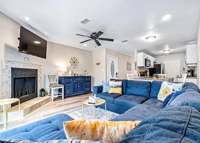 Dog-Friendly Townhome With Private Deck Charming Interior Washer&Dryer & Ac