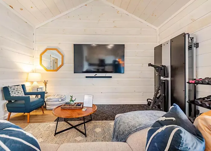 Taylor Creek Isles Cottage | Lake Access + Sundeck