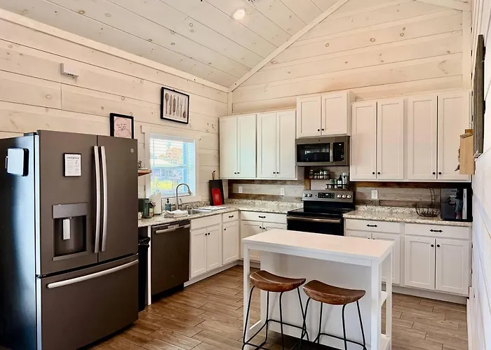 Taylor Creek Isles Cottage | Lake Access + Sundeck