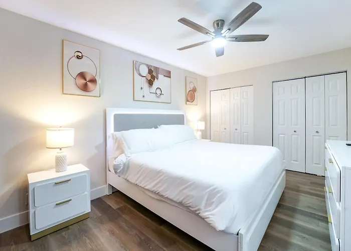 Boca Raton Apartment With 2 King Bedrooms And Pool - Near Fau