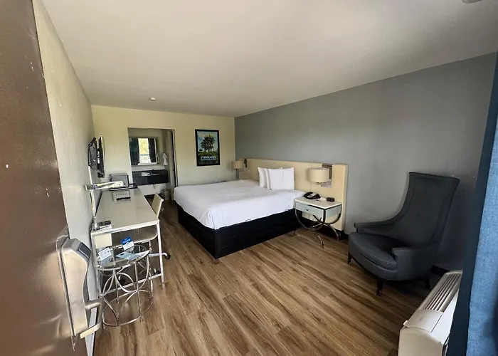 Travelodge By Wyndham Fort Myers North