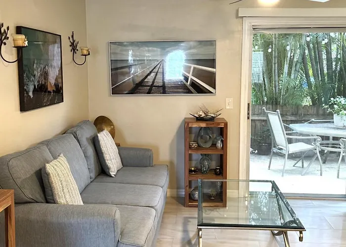 Coastal Townhome In Jupiter 1 Mile To Beach!