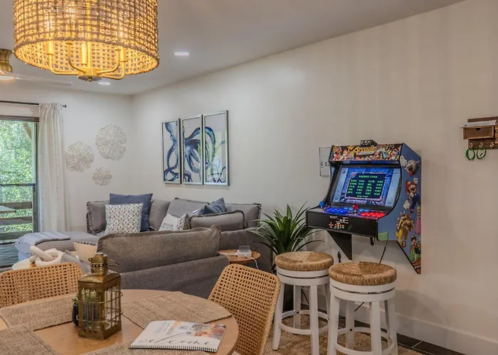 Completely Remodeled Condo, Walk To Beach, Arcade, Pool!