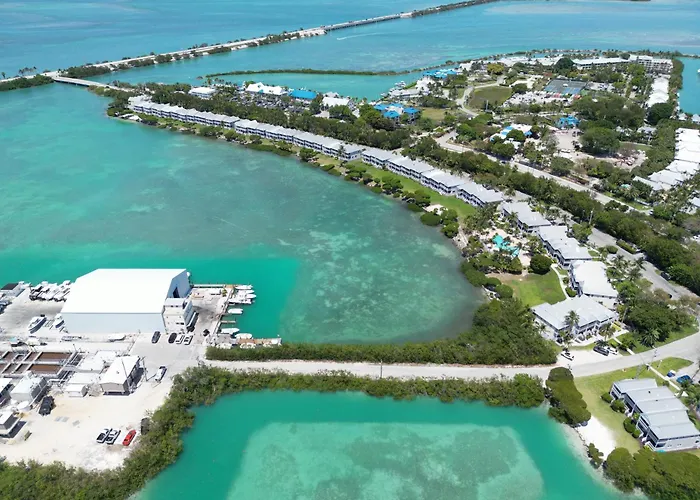 Blue House Getaway - Waterfront Villa In Duck Key