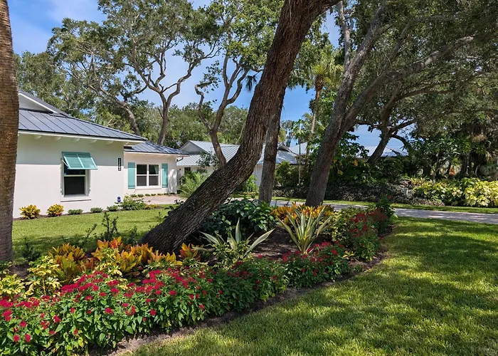 Luxury Beachside Retreat - Heated Pool - Walk To Beach - Seasonal Stays Welcome